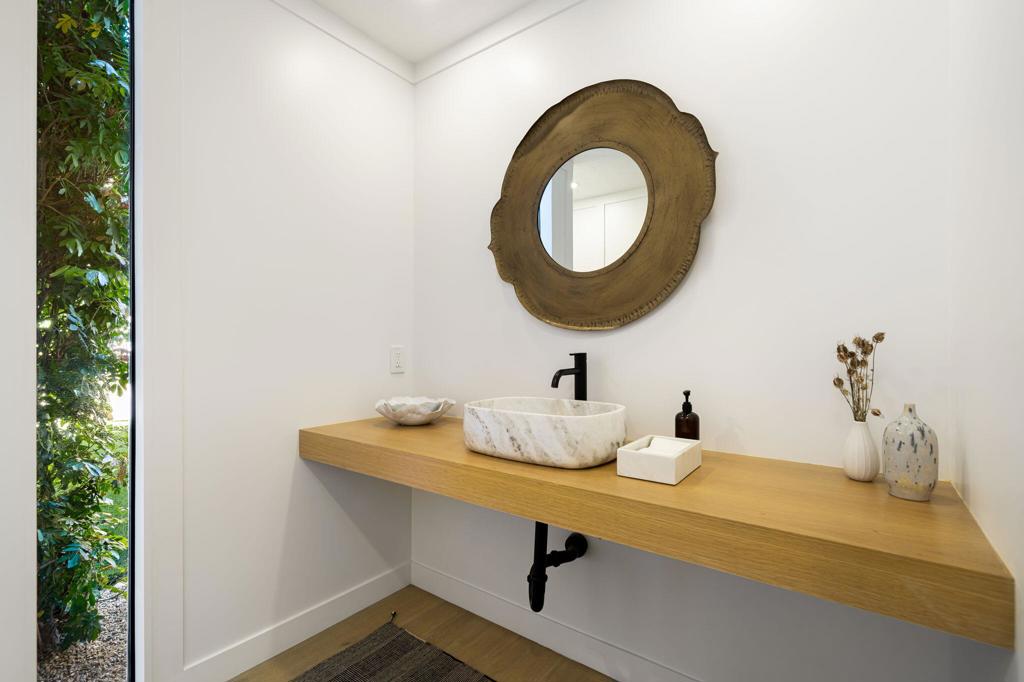 76970 Avenida Fernando