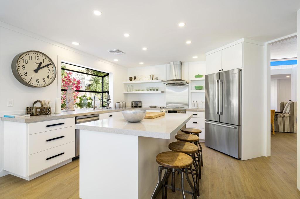 76970 Avenida Fernando