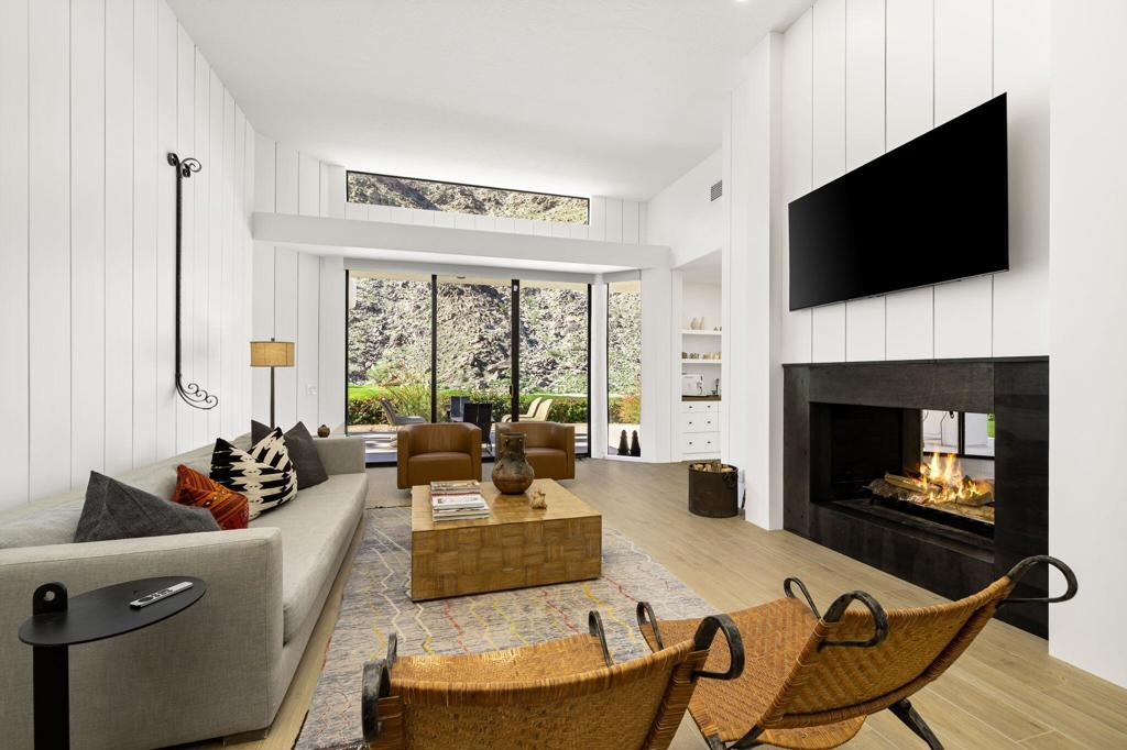 76970 Avenida Fernando