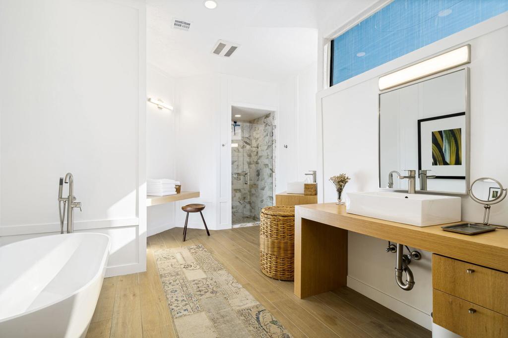 76970 Avenida Fernando