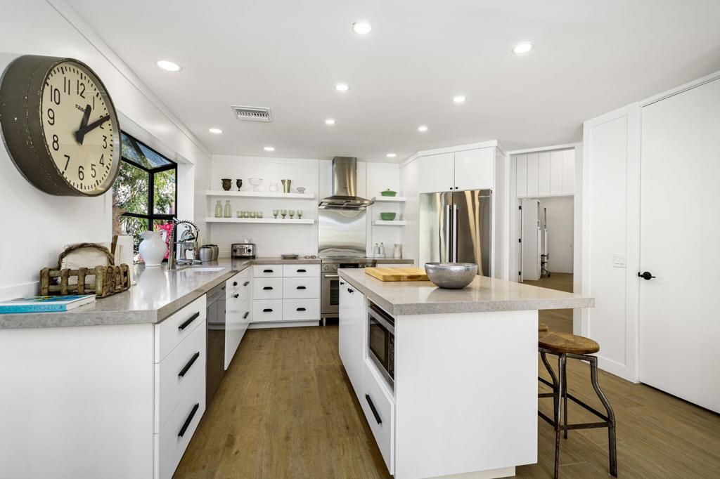 76970 Avenida Fernando