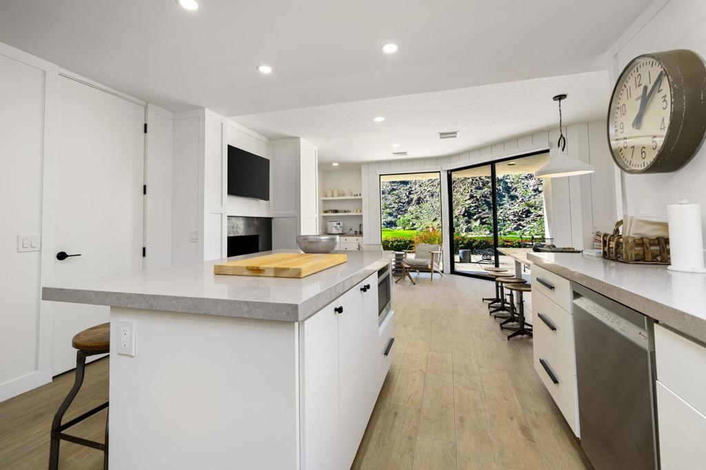 76970 Avenida Fernando