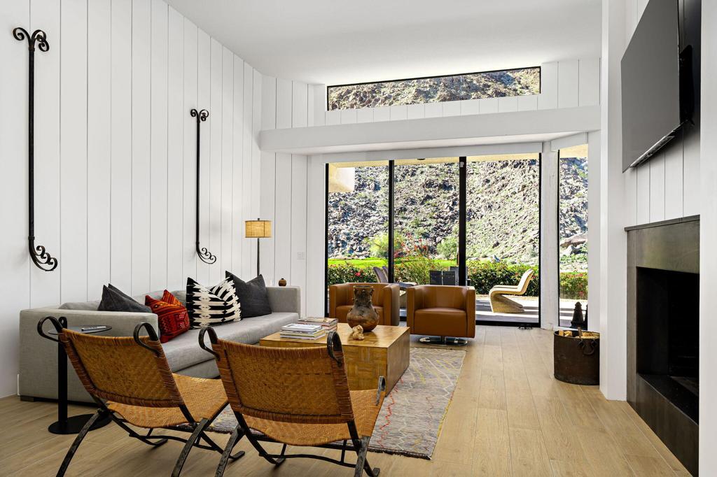 76970 Avenida Fernando