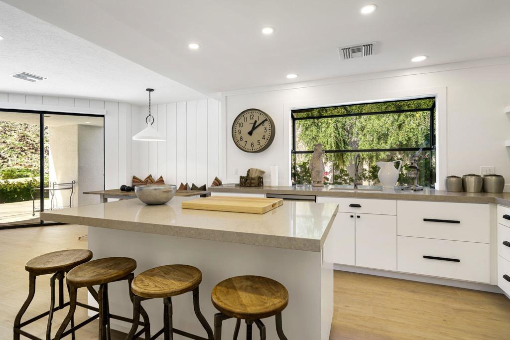 76970 Avenida Fernando