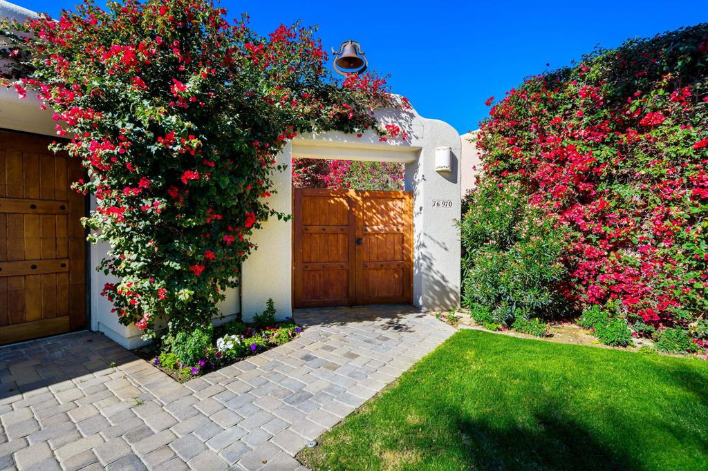 76970 Avenida Fernando