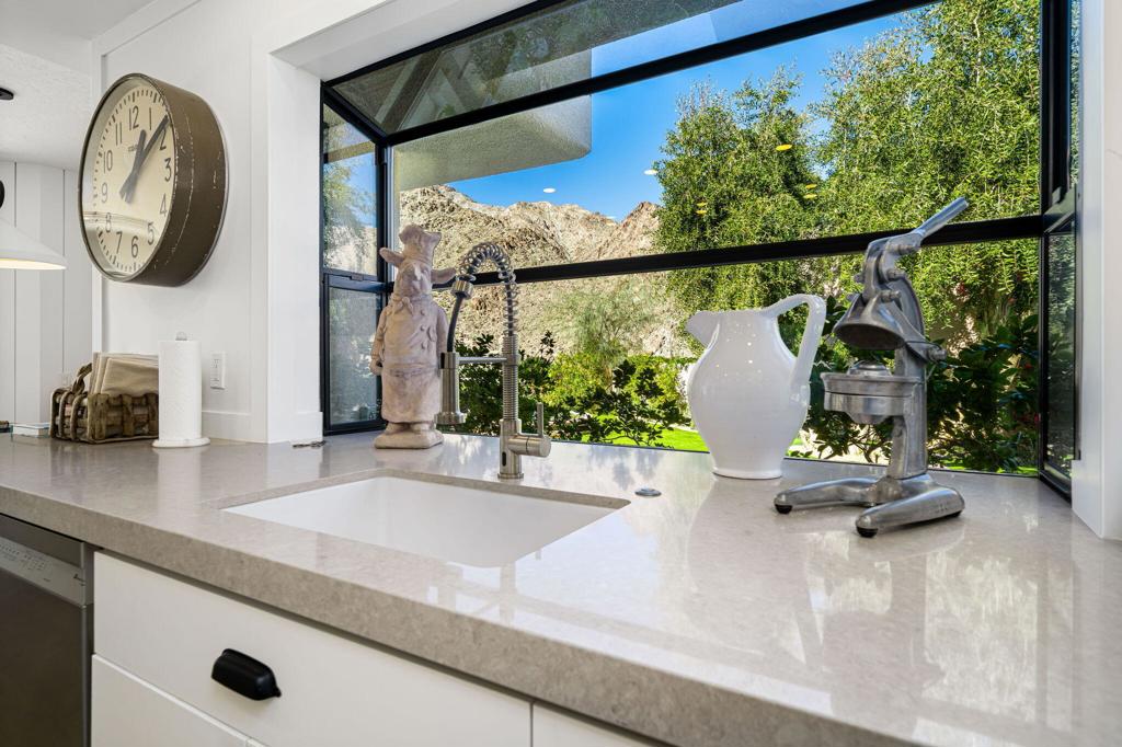 76970 Avenida Fernando