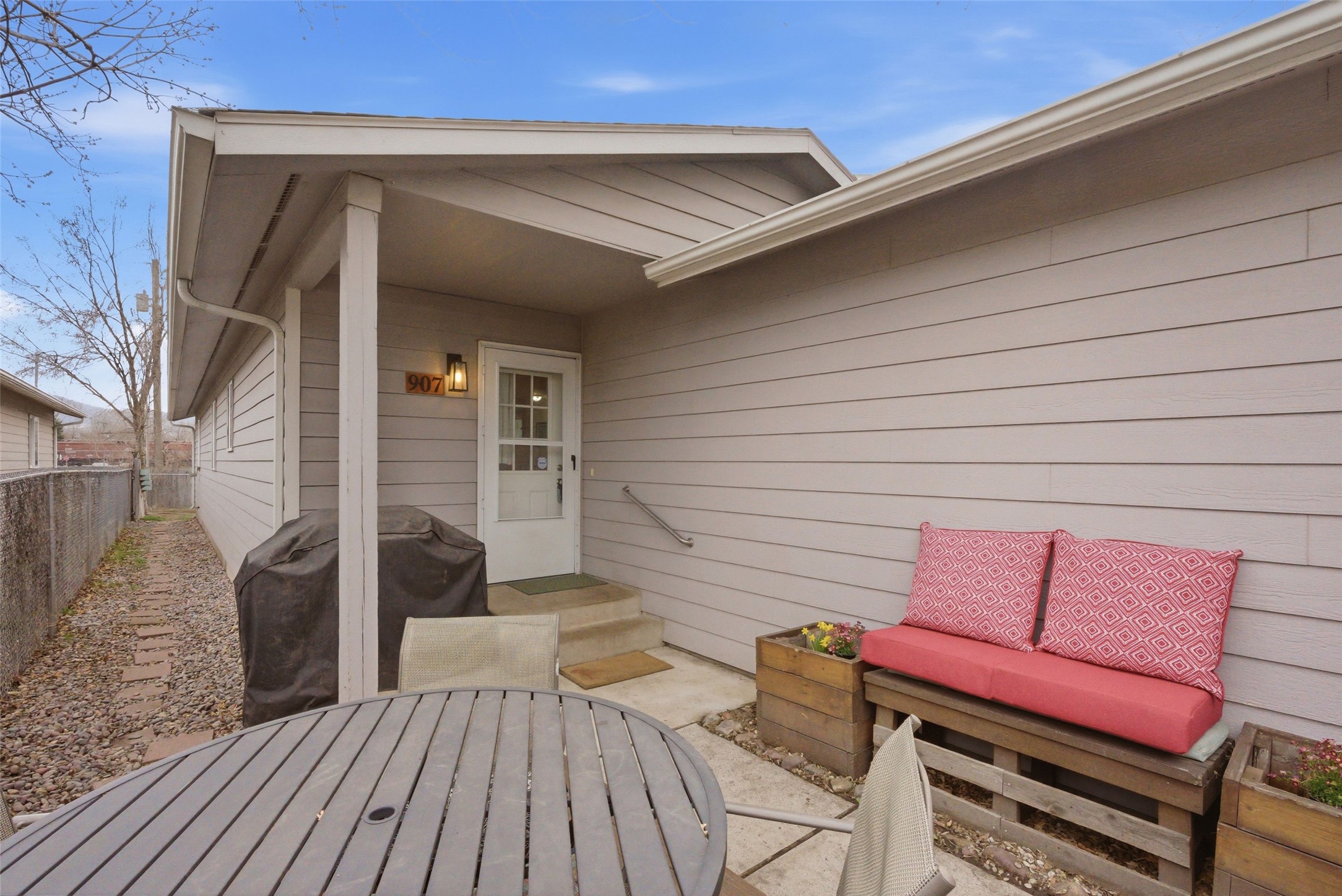 907 Defoe Street