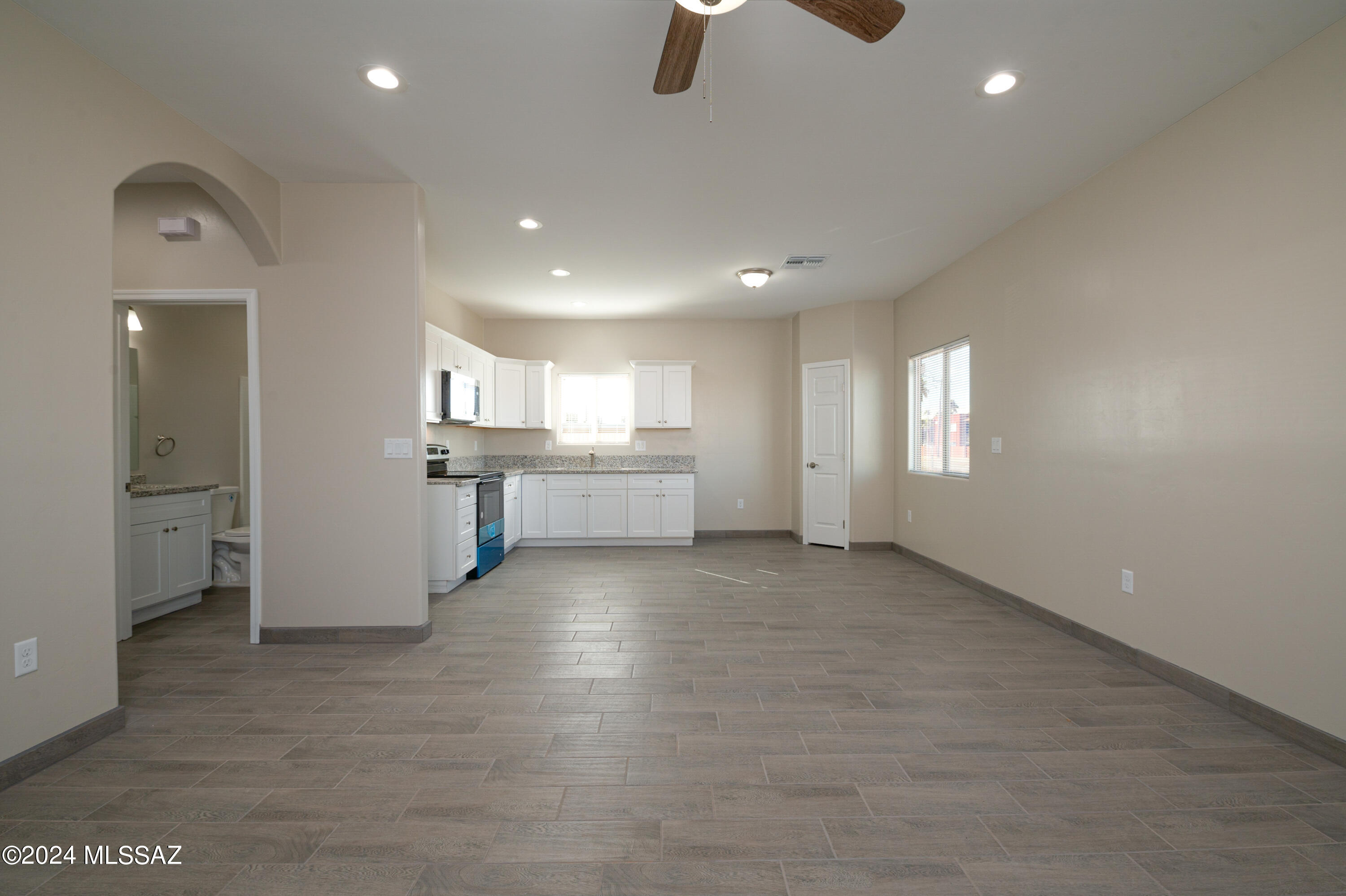 950 W Silverlake Road