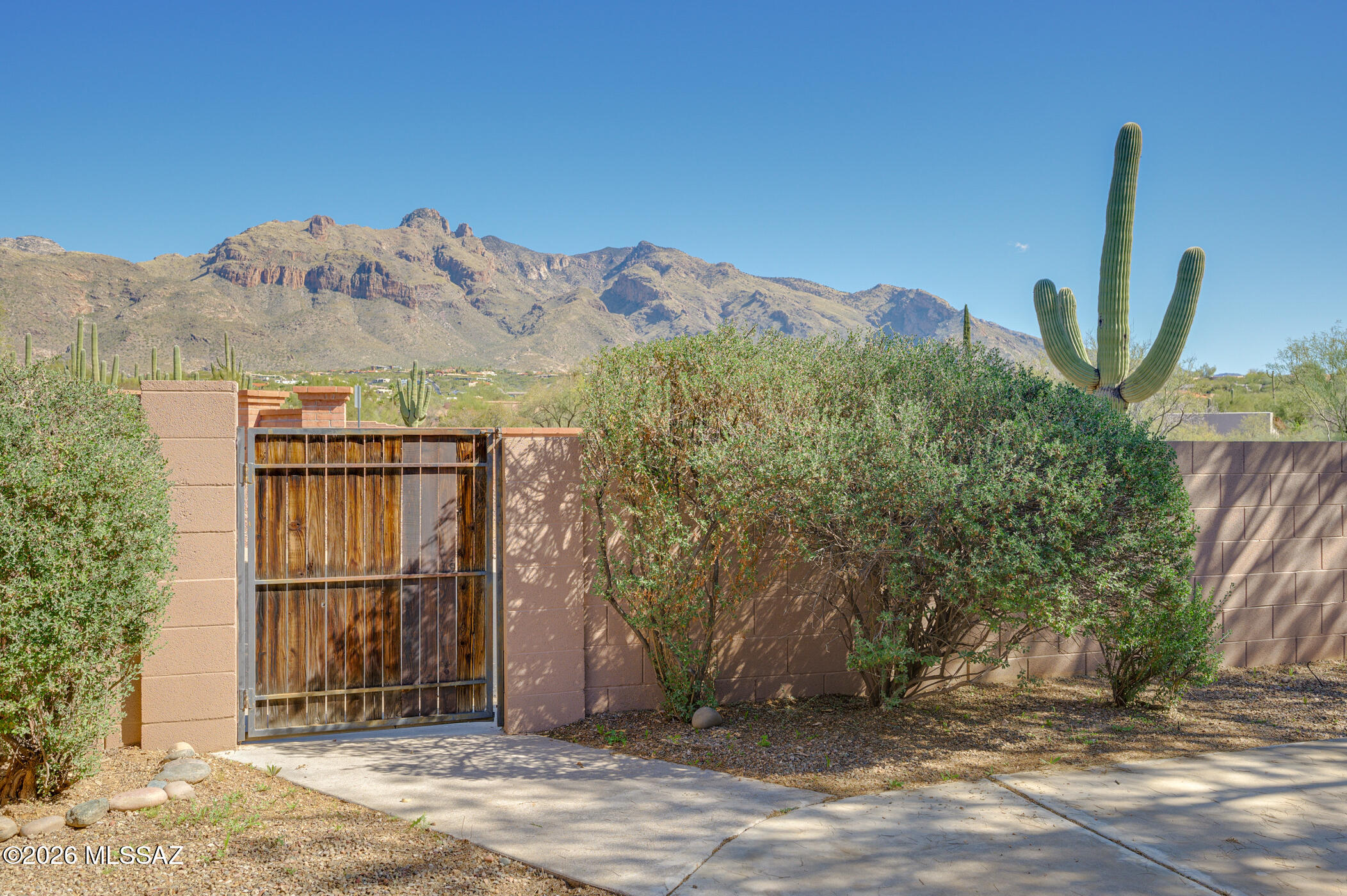 6683 N Calle Sin Nombre