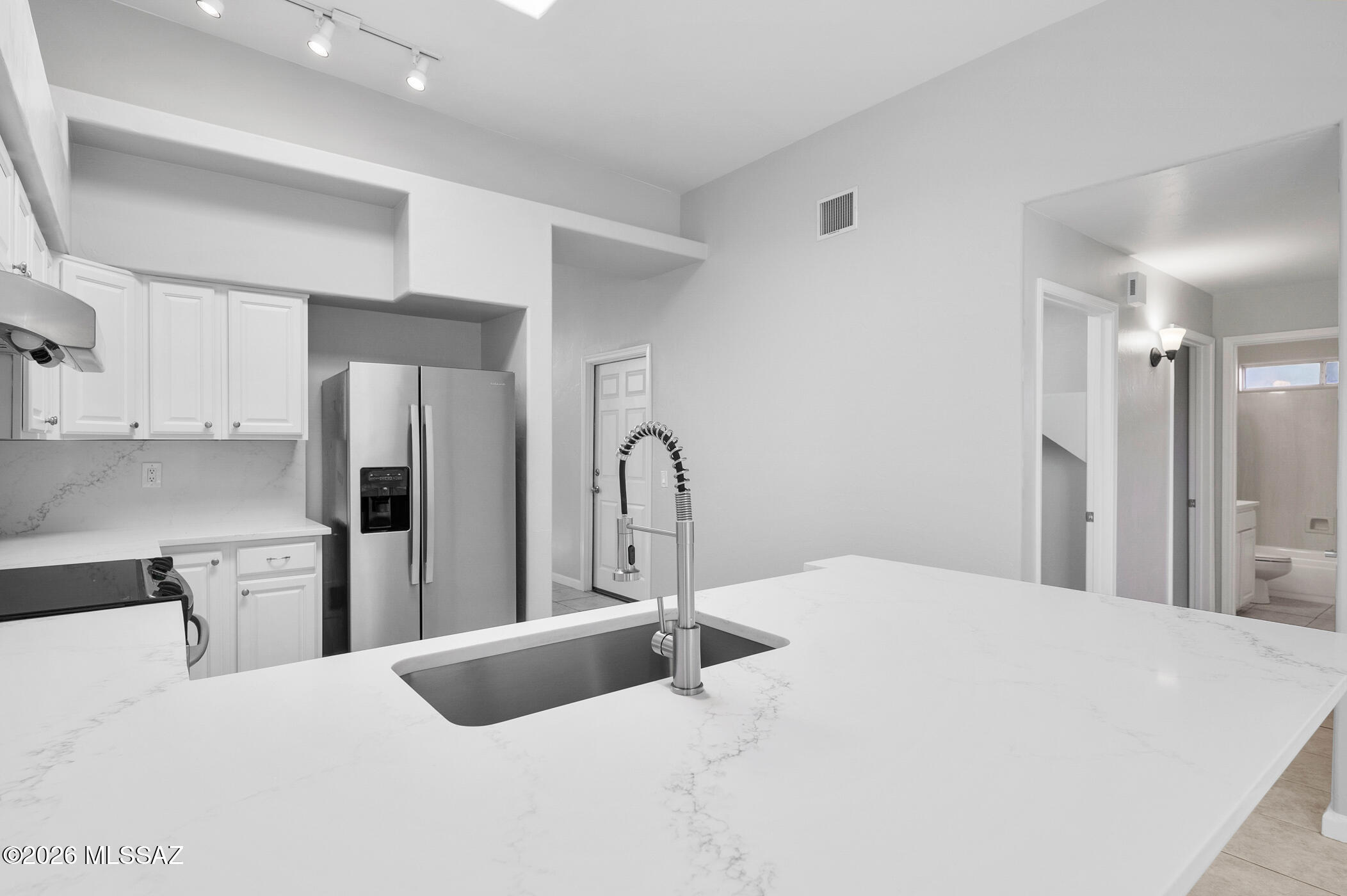 6683 N Calle Sin Nombre