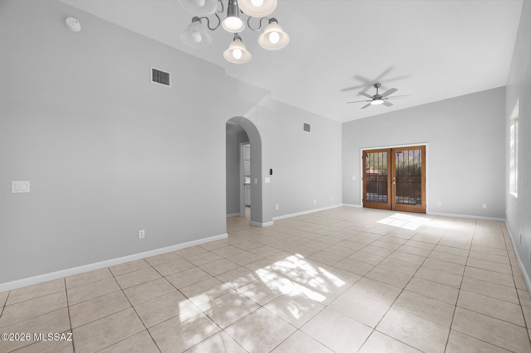 6683 N Calle Sin Nombre