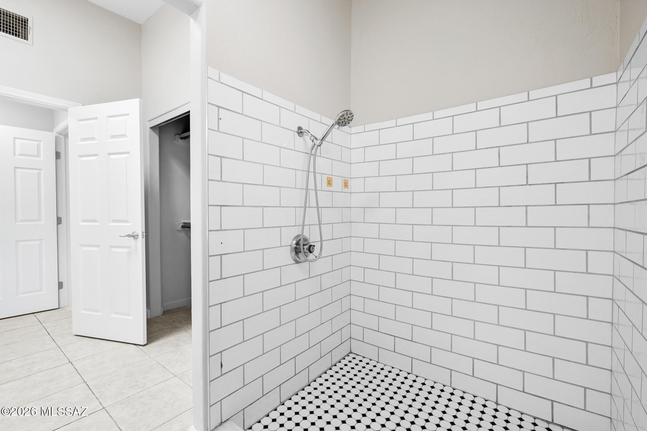 6683 N Calle Sin Nombre