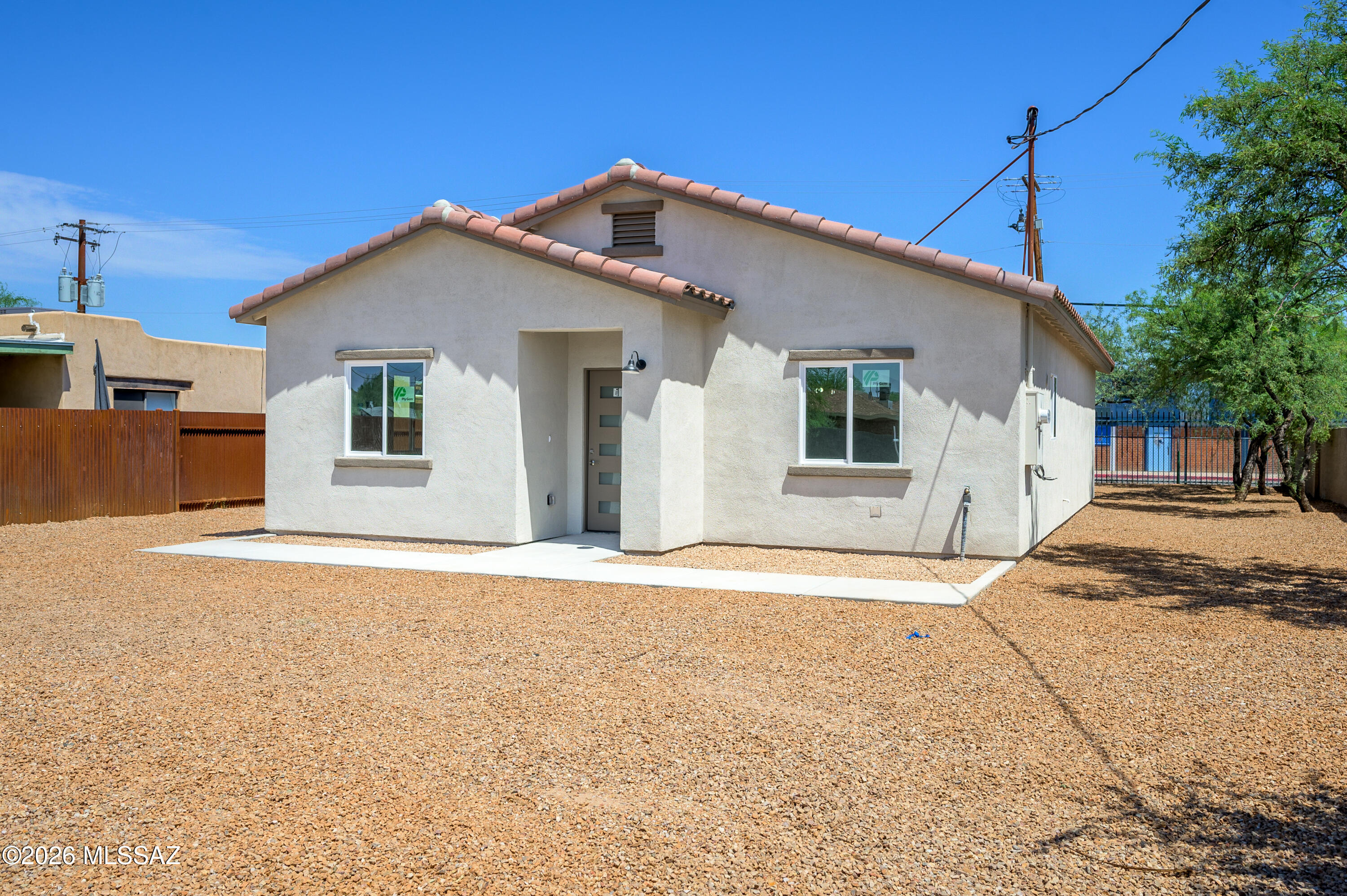 672 W Calle Romeo