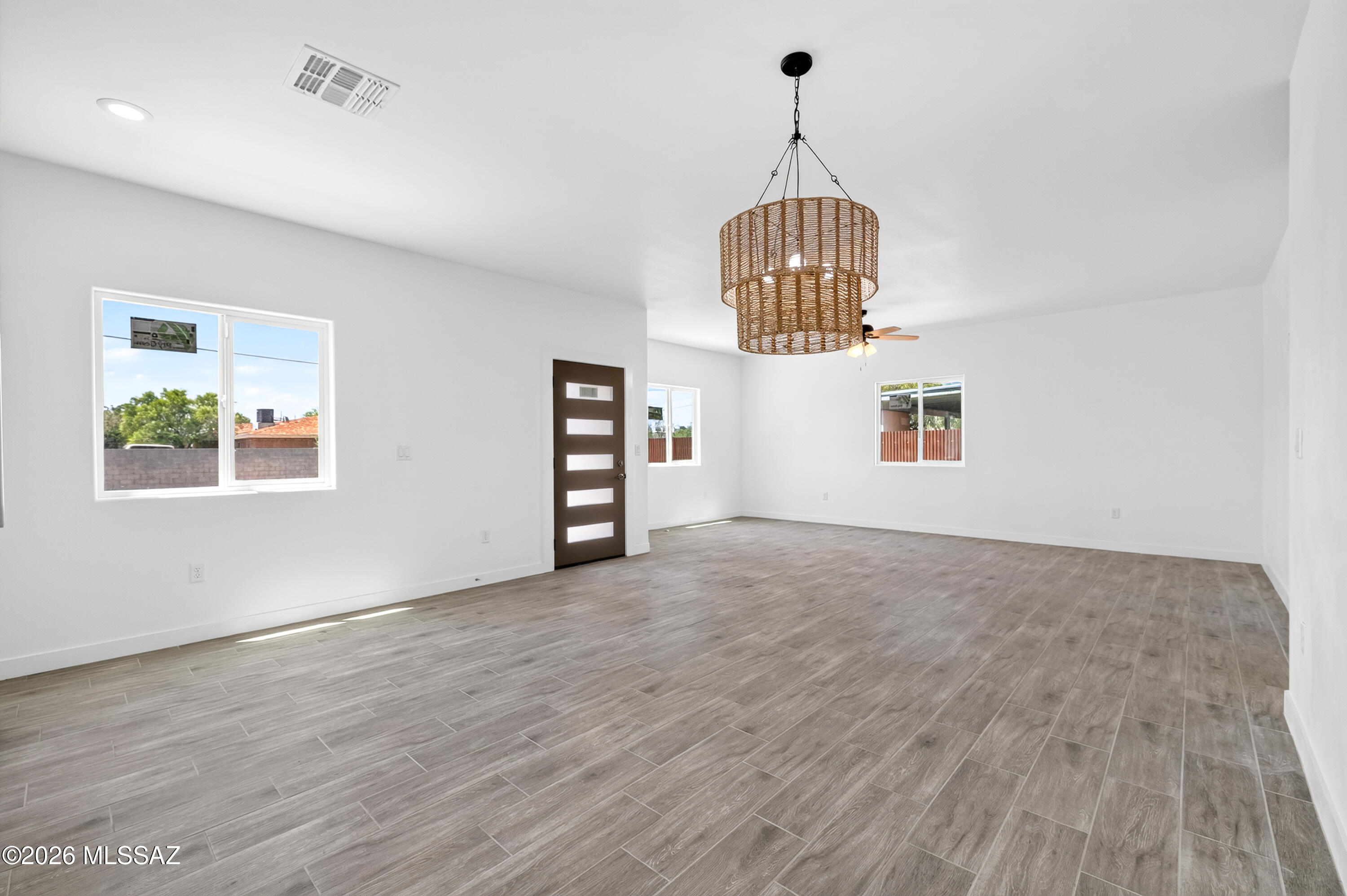 672 W Calle Romeo