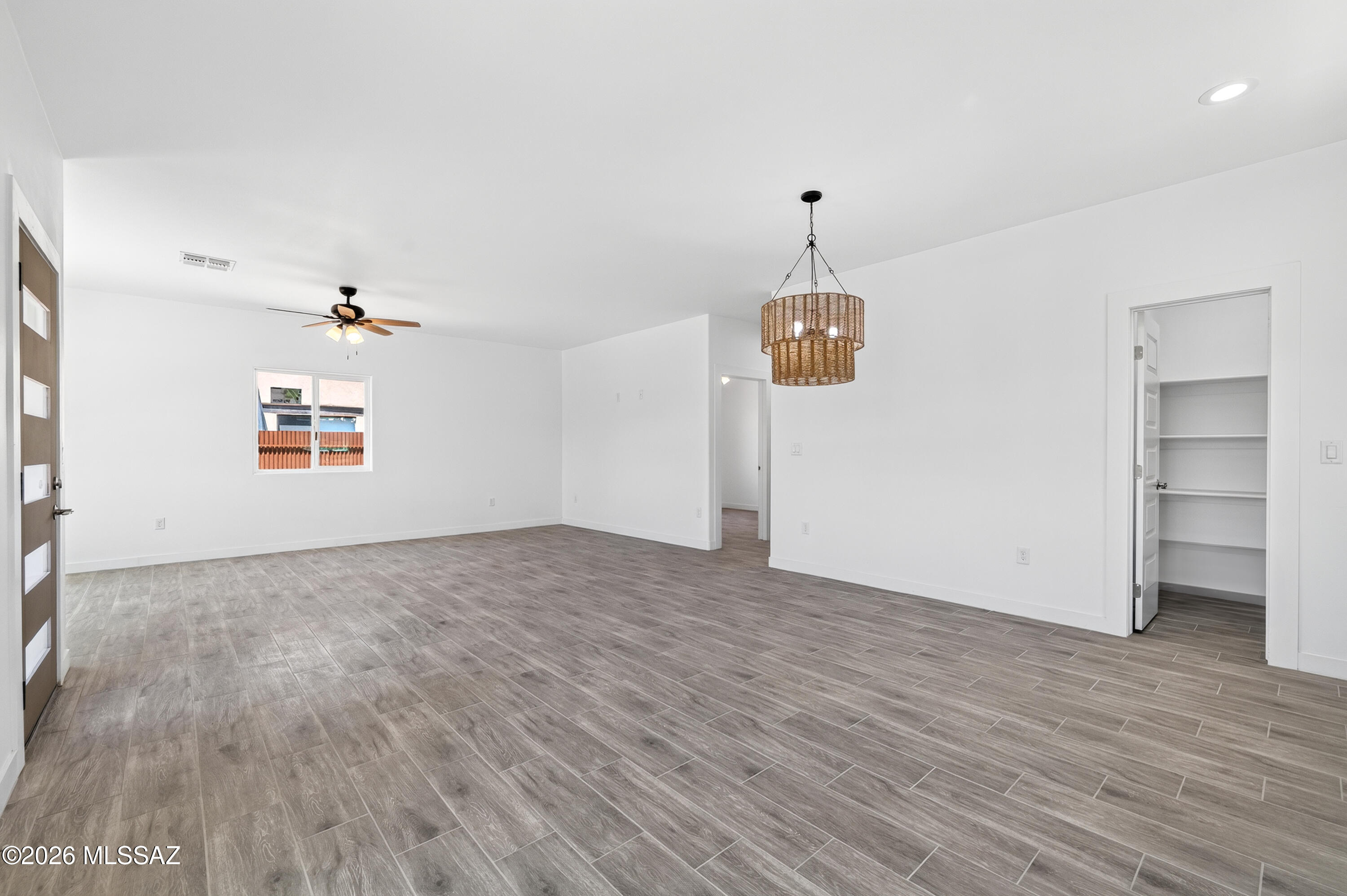 672 W Calle Romeo