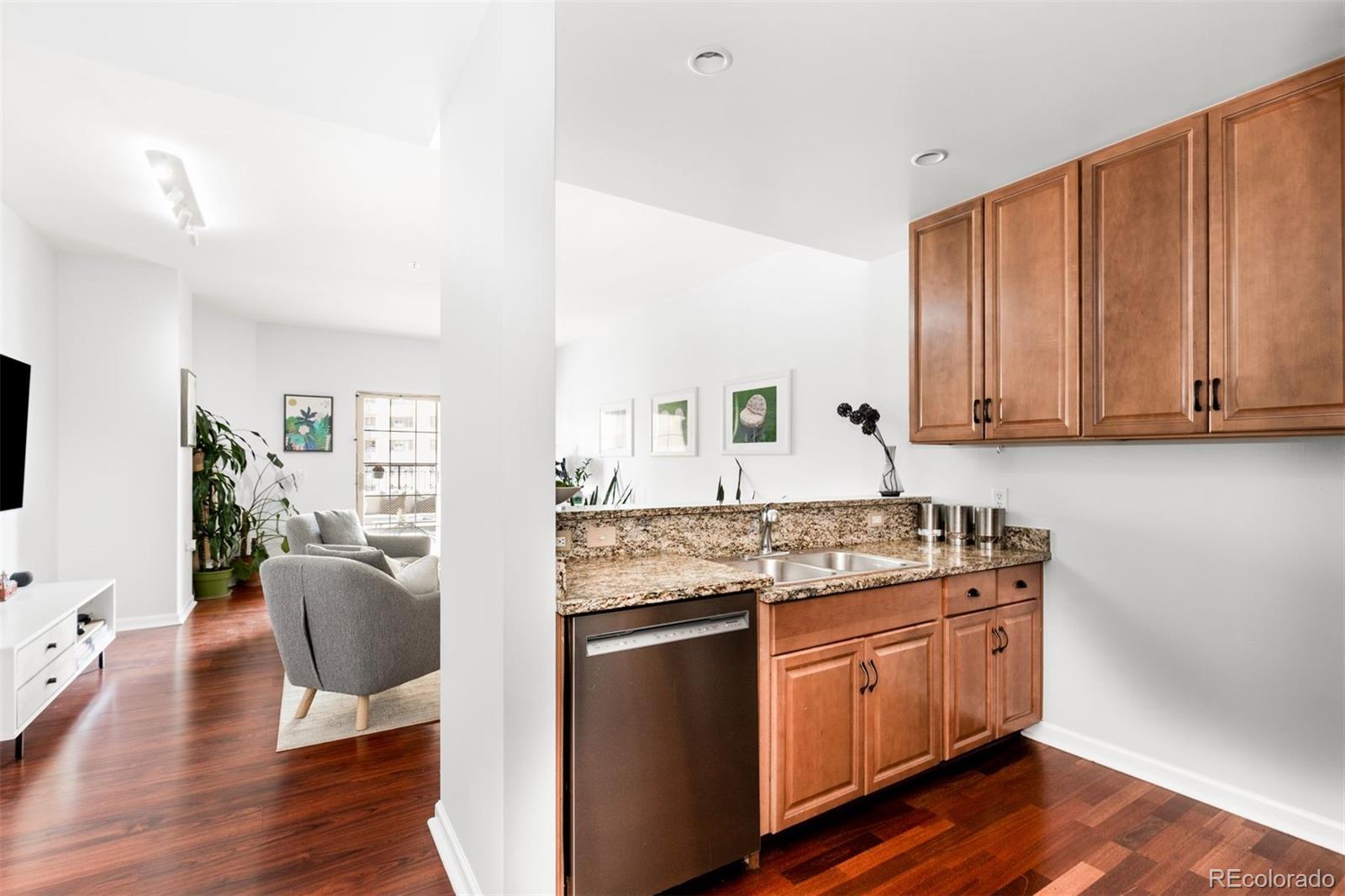 925 N Lincoln Street Unit: 4B