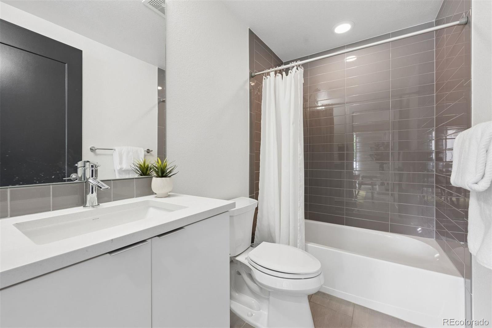 3855 E Cedar Avenue Unit: 206