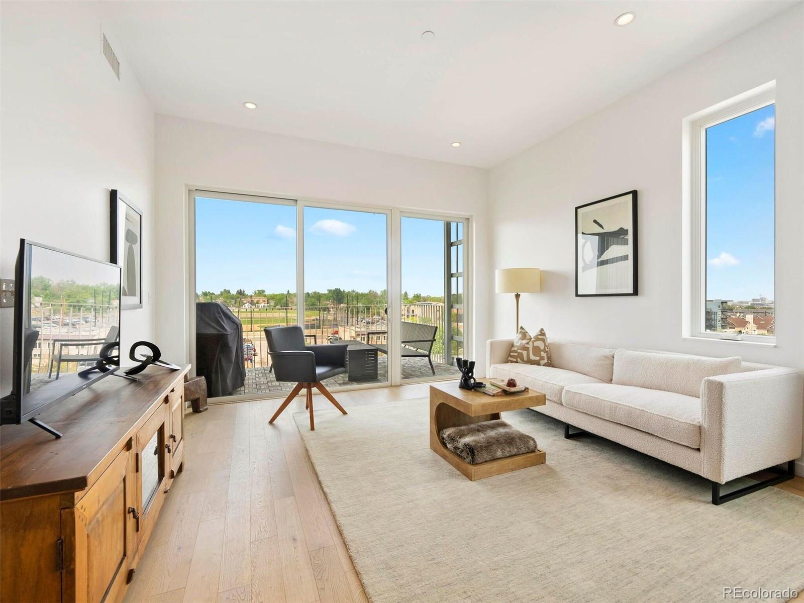 2752 Clay Street Unit: 404