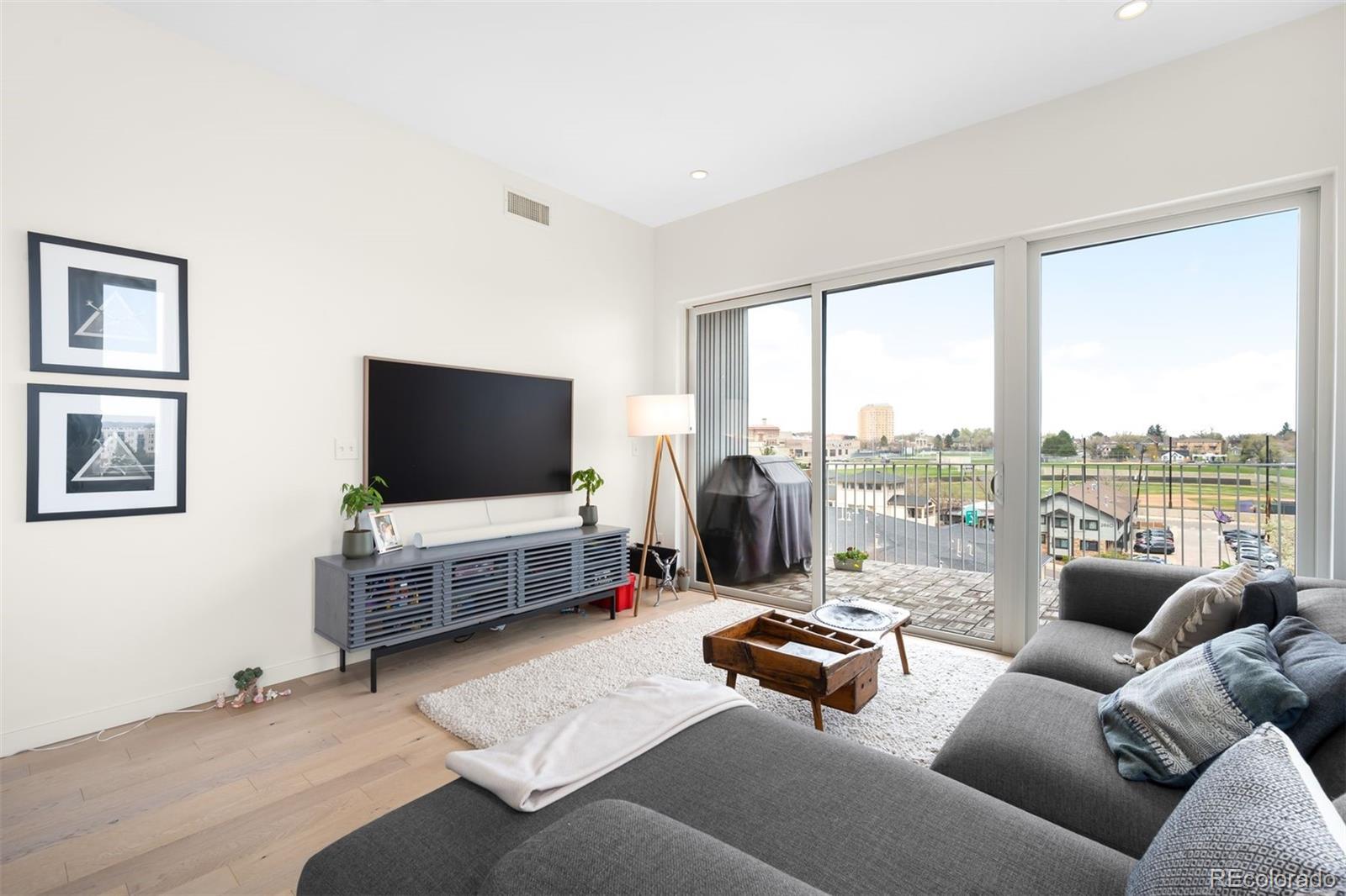 2752 Clay Street Unit: 404