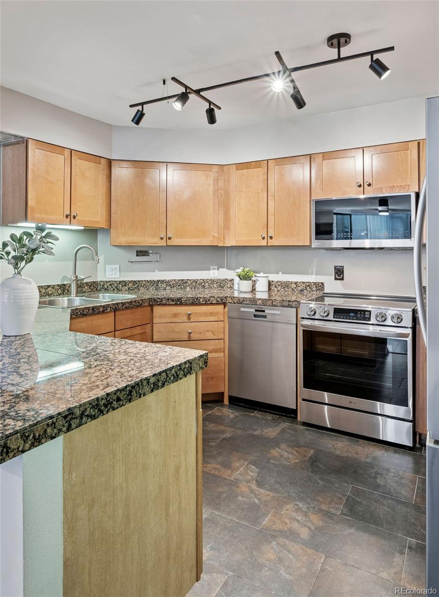 1625 Larimer Street Unit: 1208