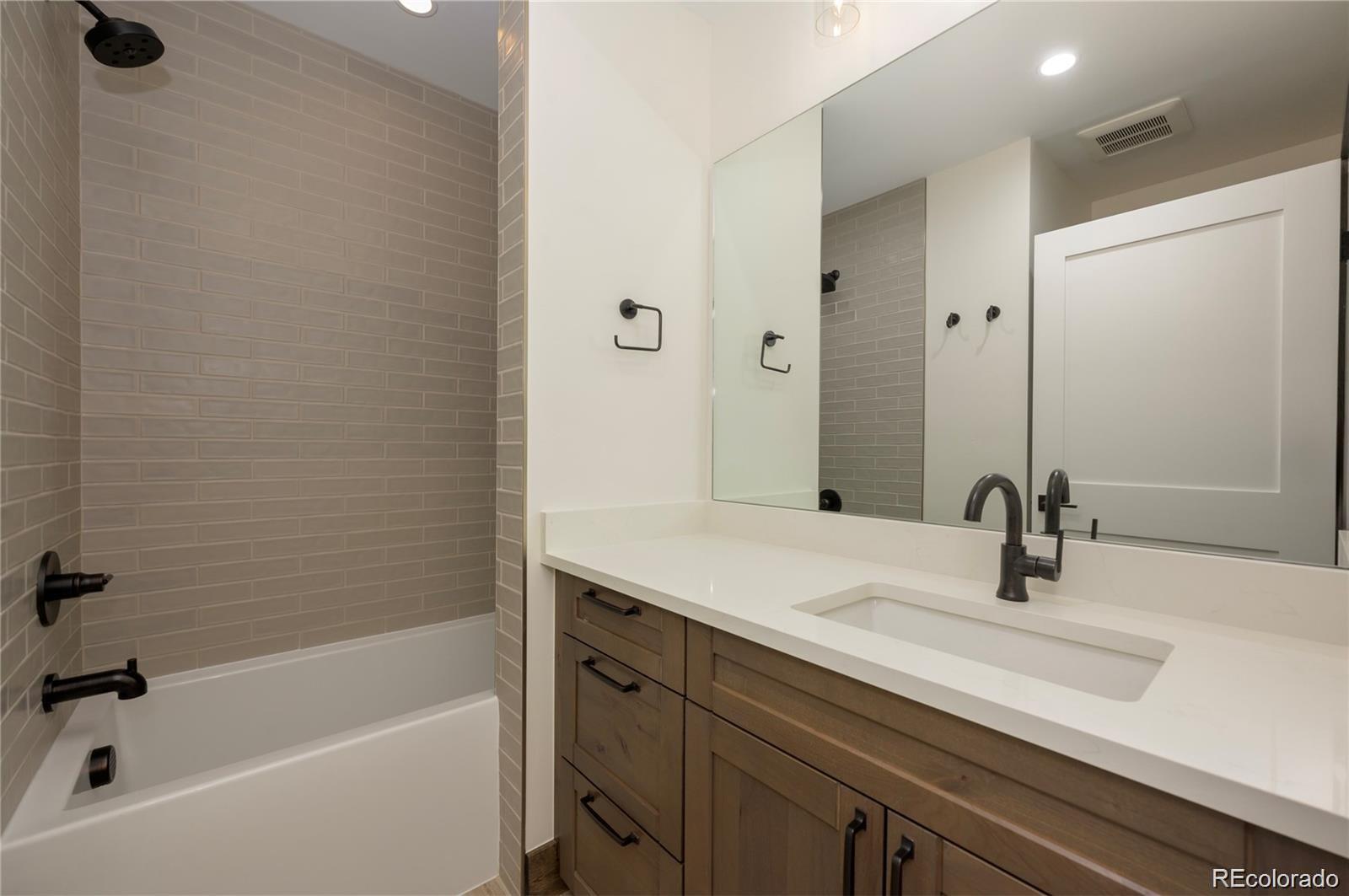 281 W Meadow Mile Unit: 4