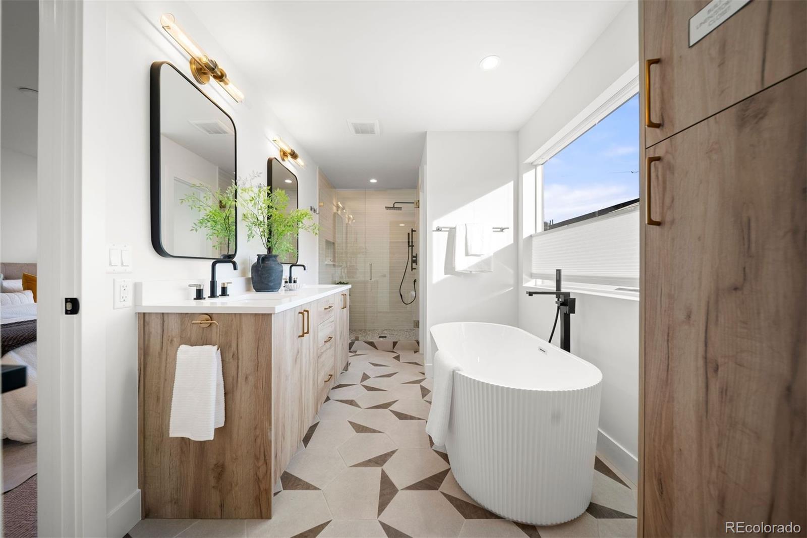 2452 S Cherokee Street