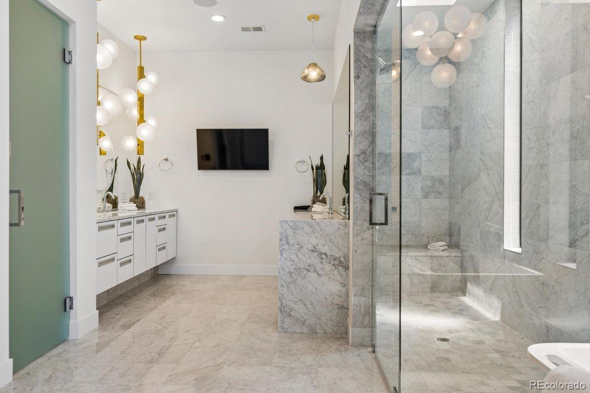 2821 E Cedar Avenue Unit: 17