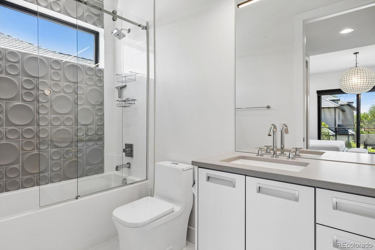 2821 E Cedar Avenue Unit: 17