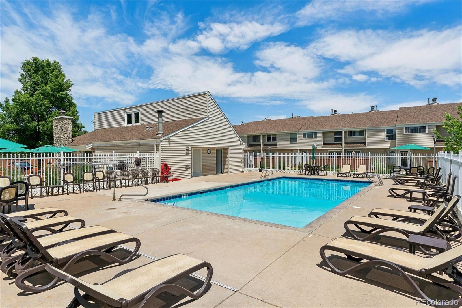 4202 E Maplewood Way