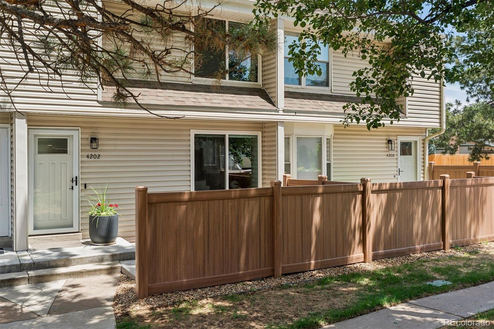4202 E Maplewood Way