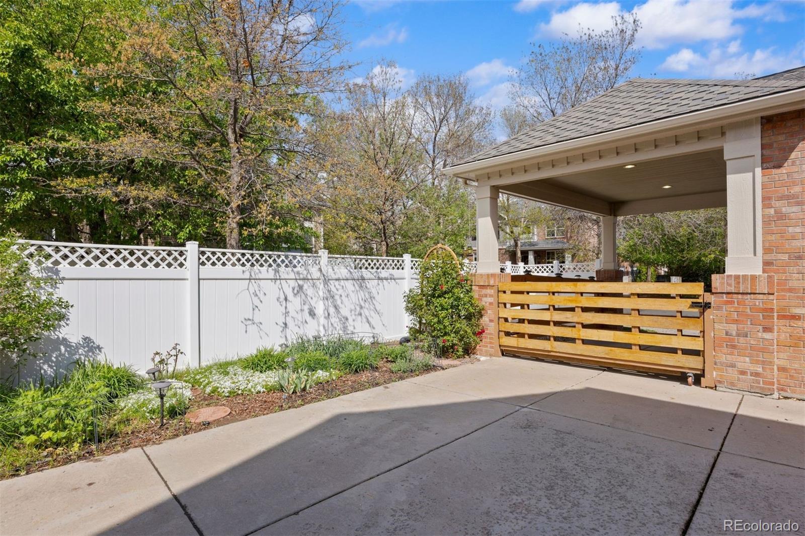 7602 E 8th Place