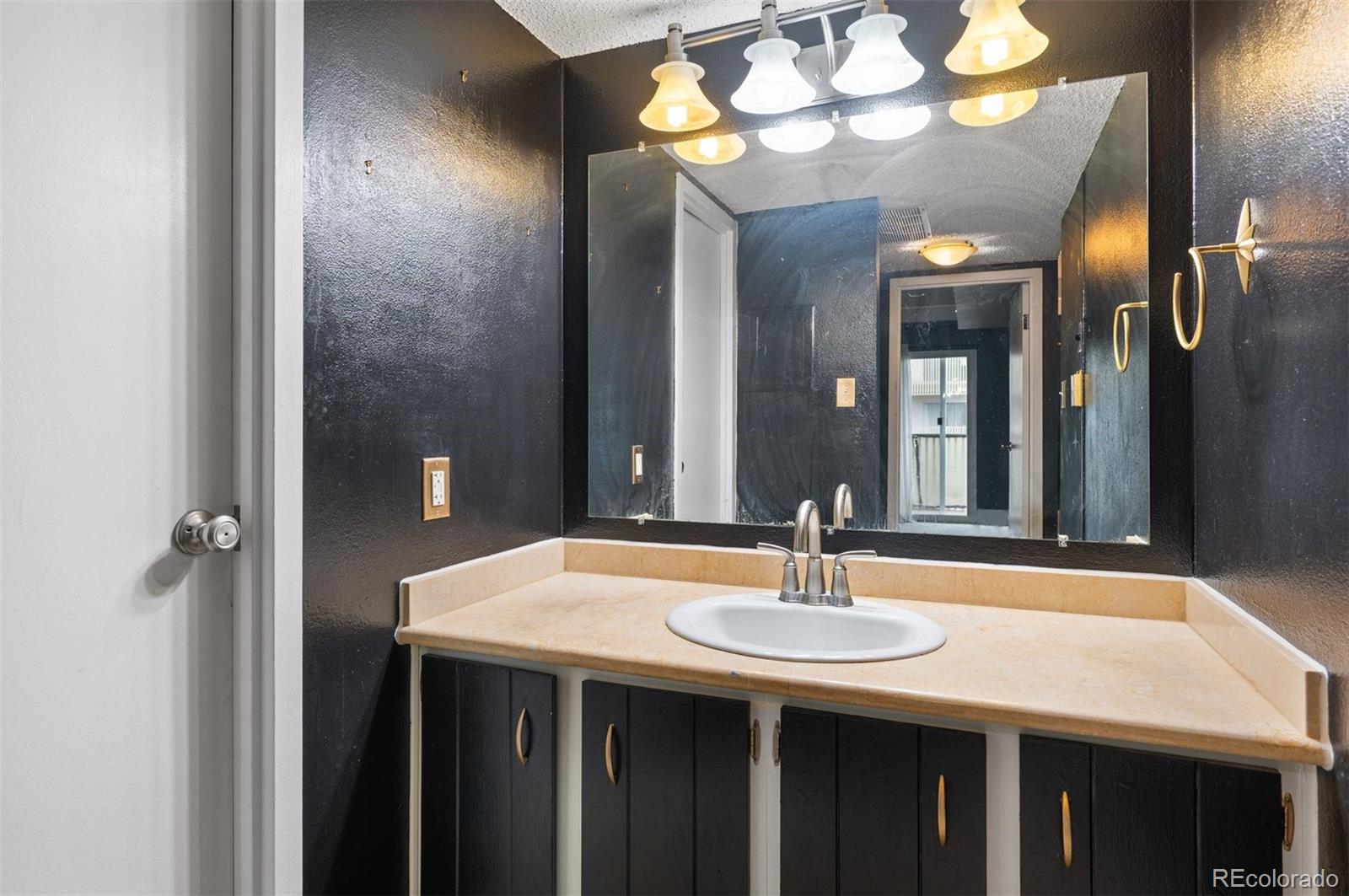 8060 E Girard Avenue Unit: 913