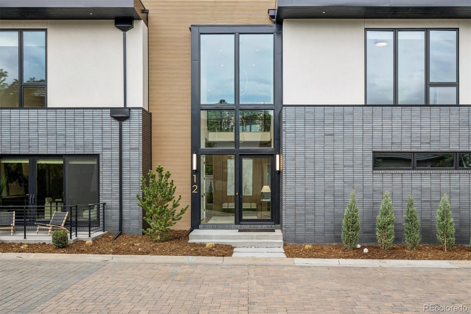 2821 E Cedar Avenue Unit: 12