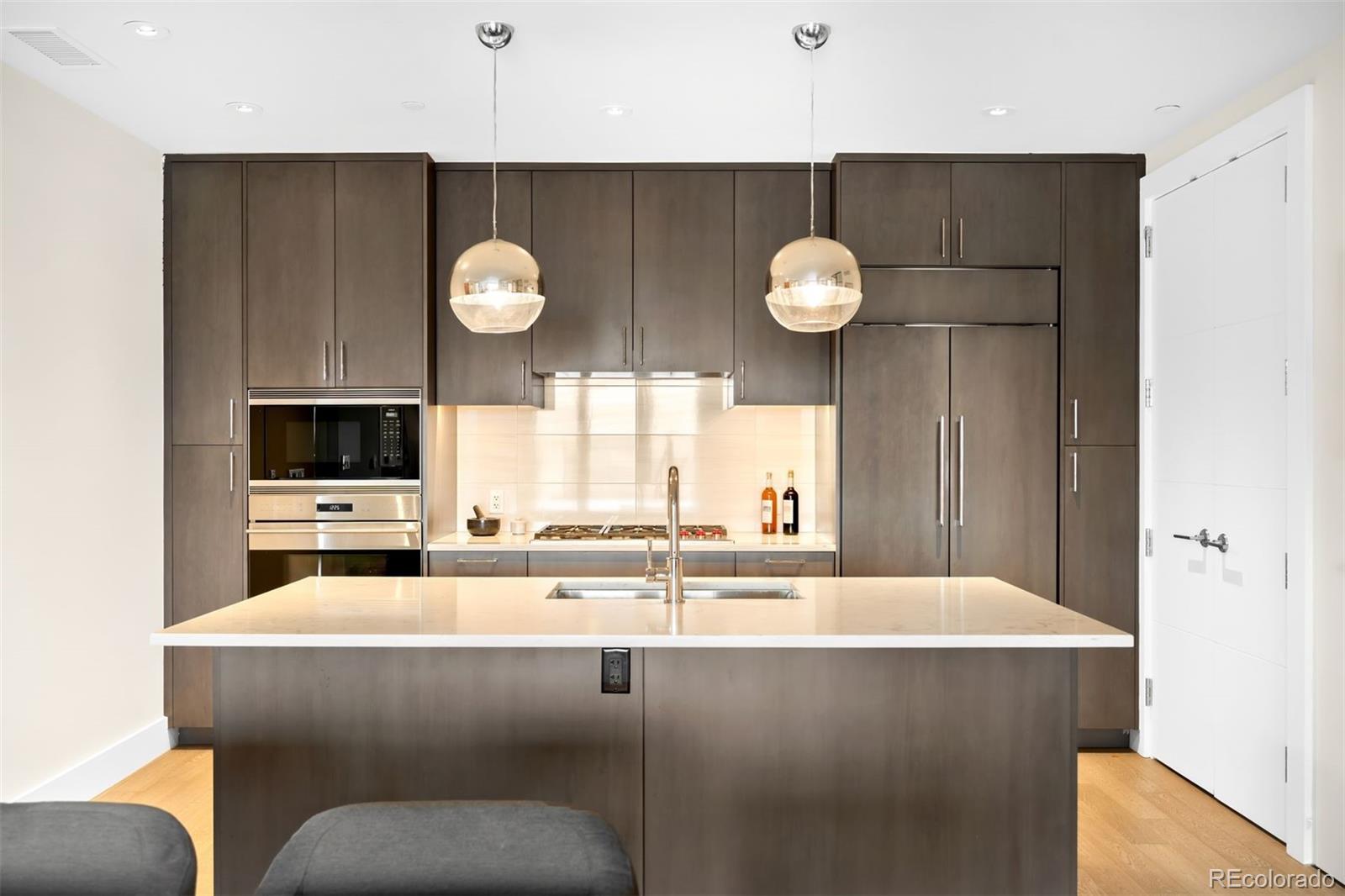 155 Steele Street Unit: 1017