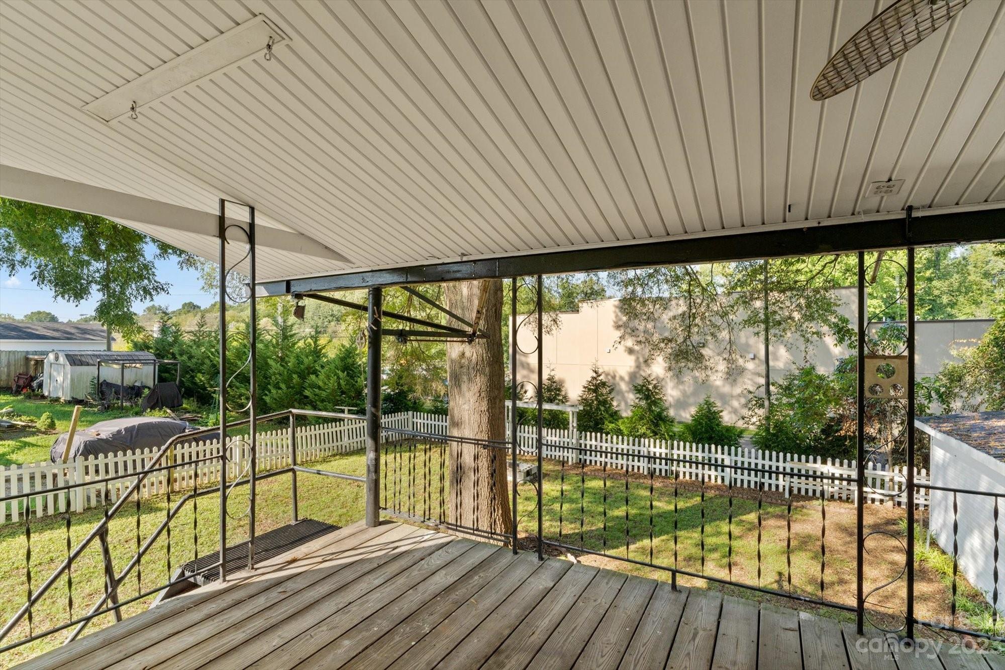 537 Bruton Drive NW
