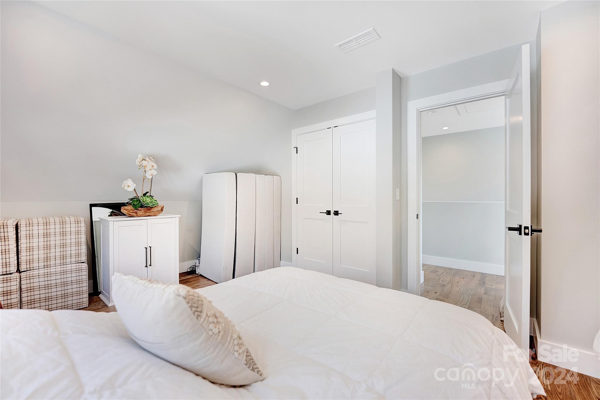 7 Mountain View Avenue