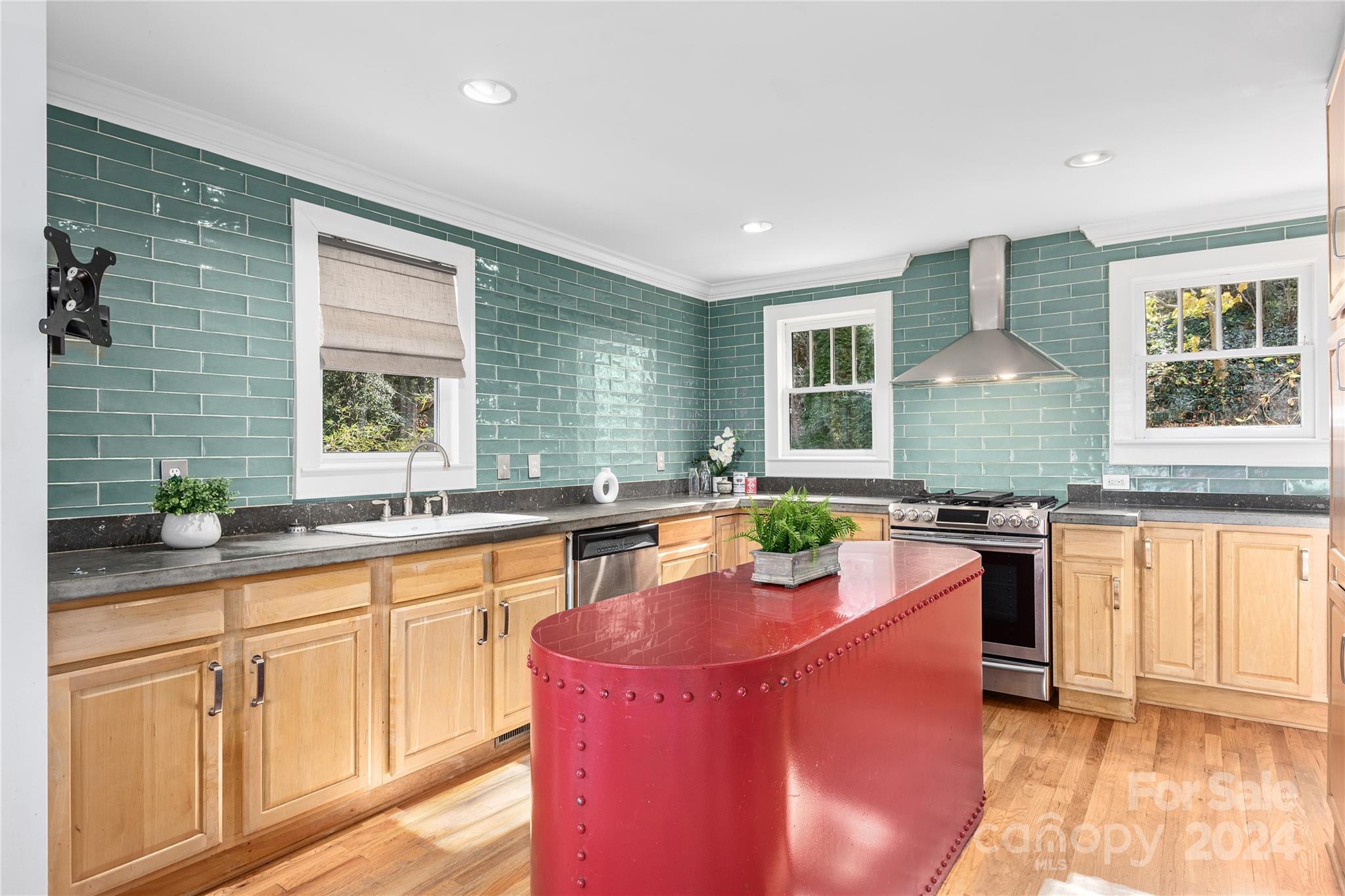 16 Cherokee Road