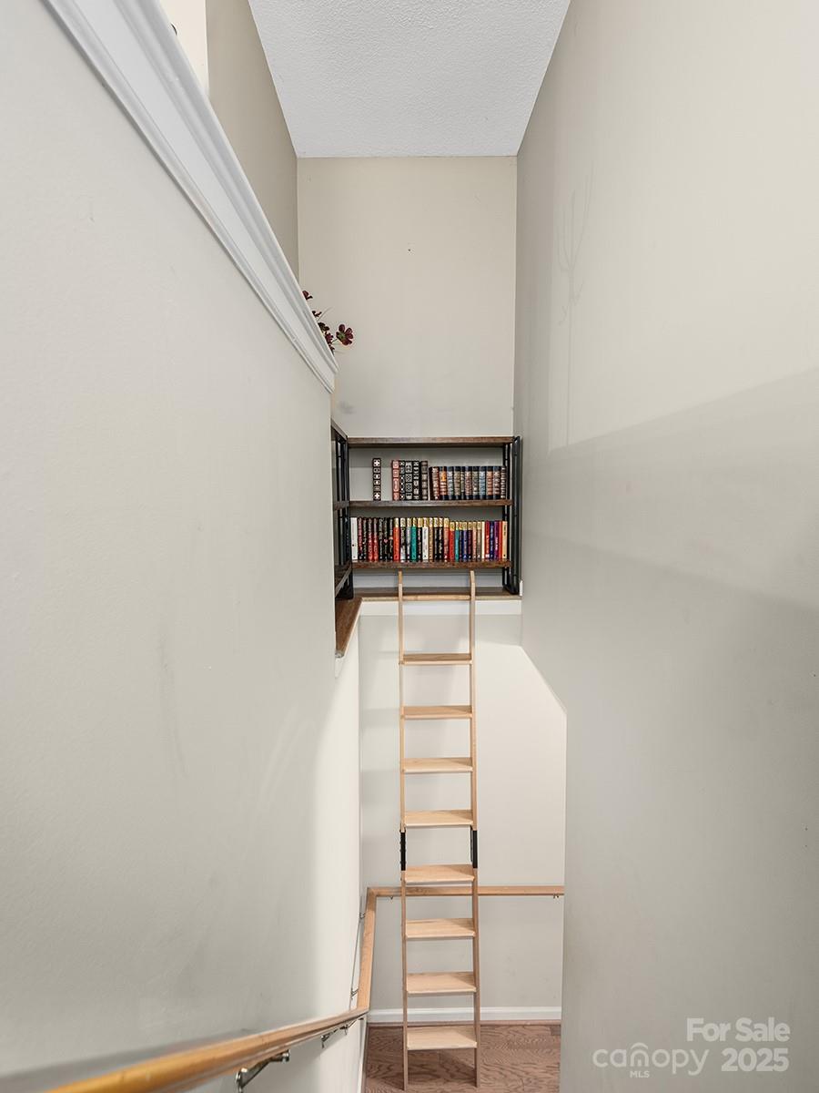 40 Oakcrest Place