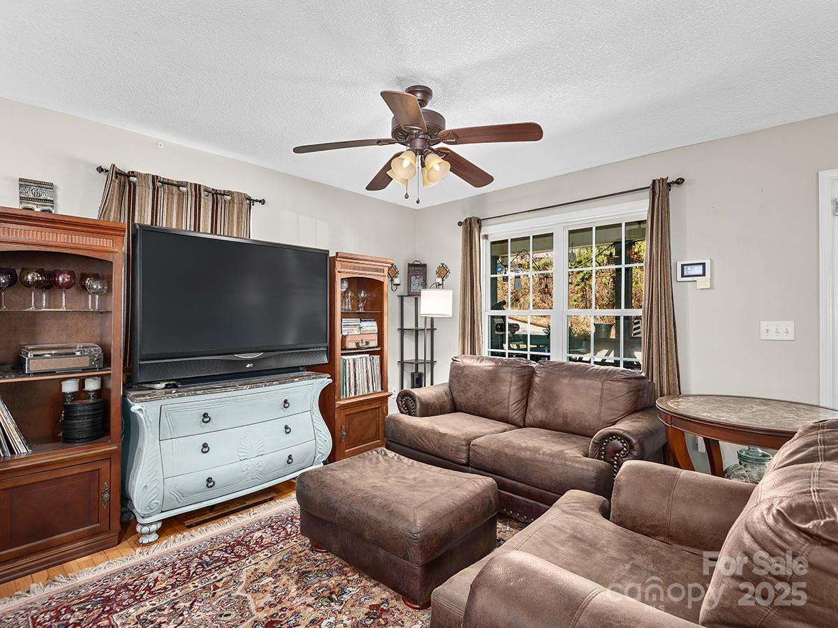 40 Oakcrest Place