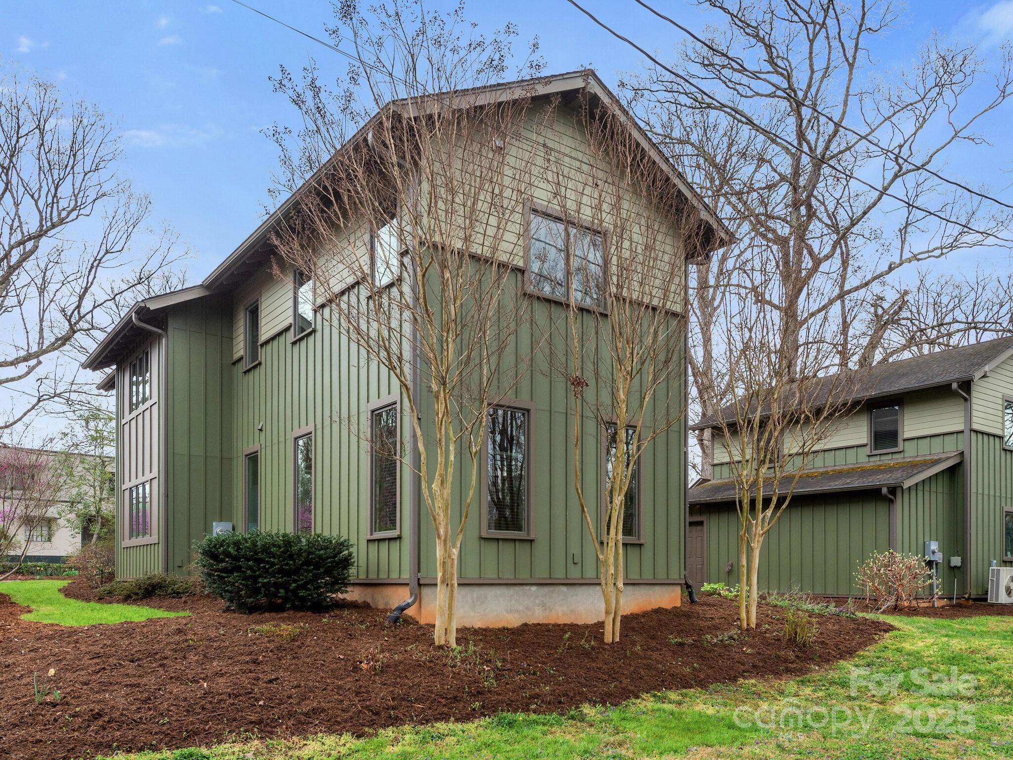 22 Lenoir Street