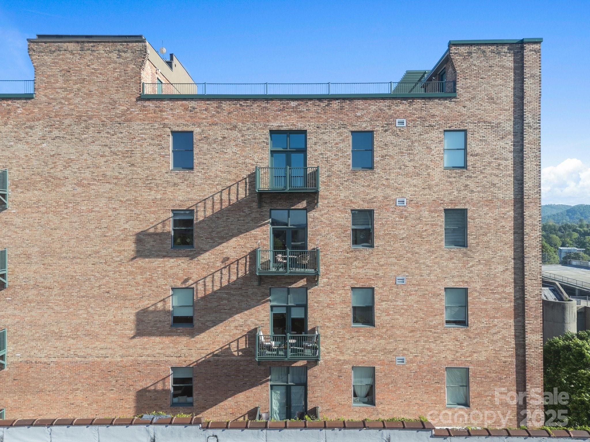 84 W Walnut Street Unit: 405