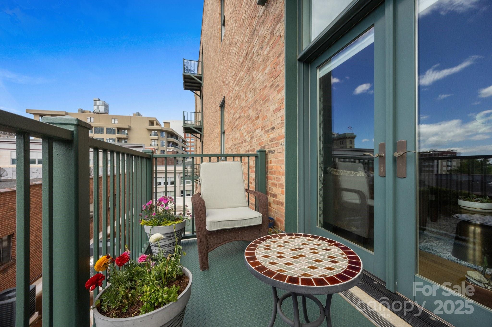 84 W Walnut Street Unit: 405
