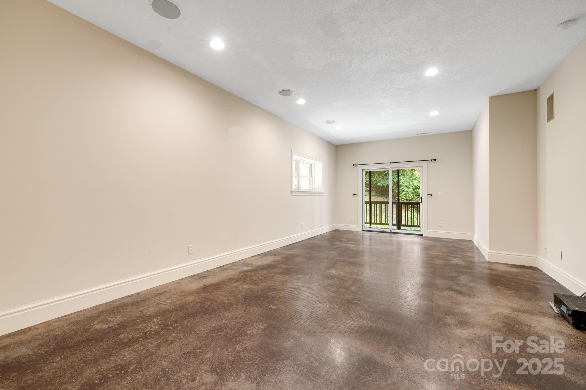 6 Woodland Road W