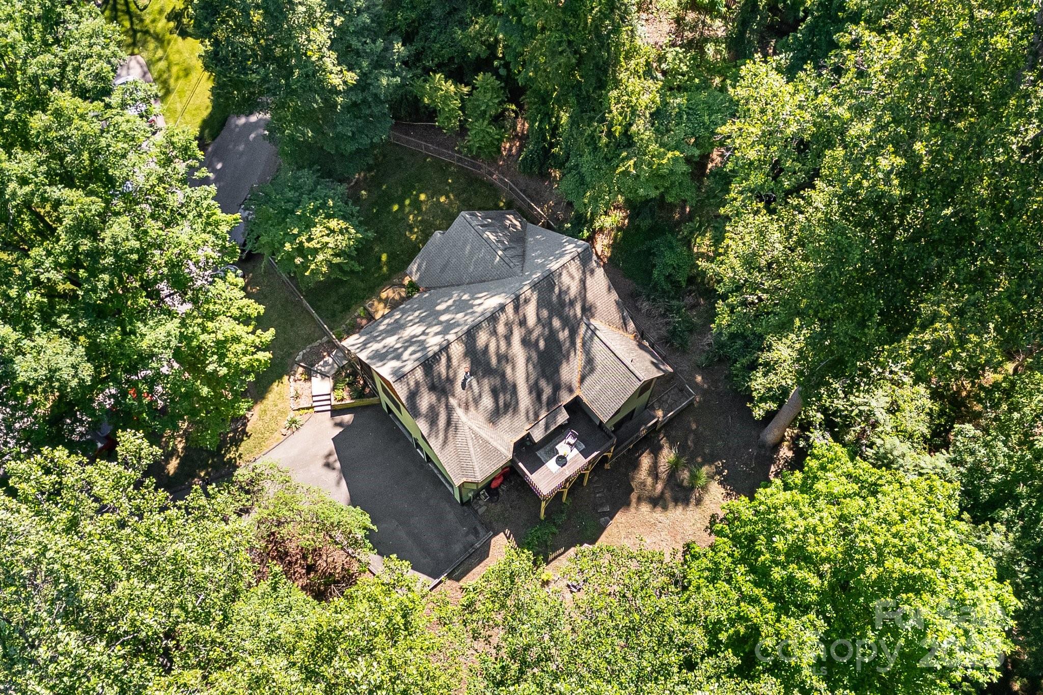 6 Woodland Road W