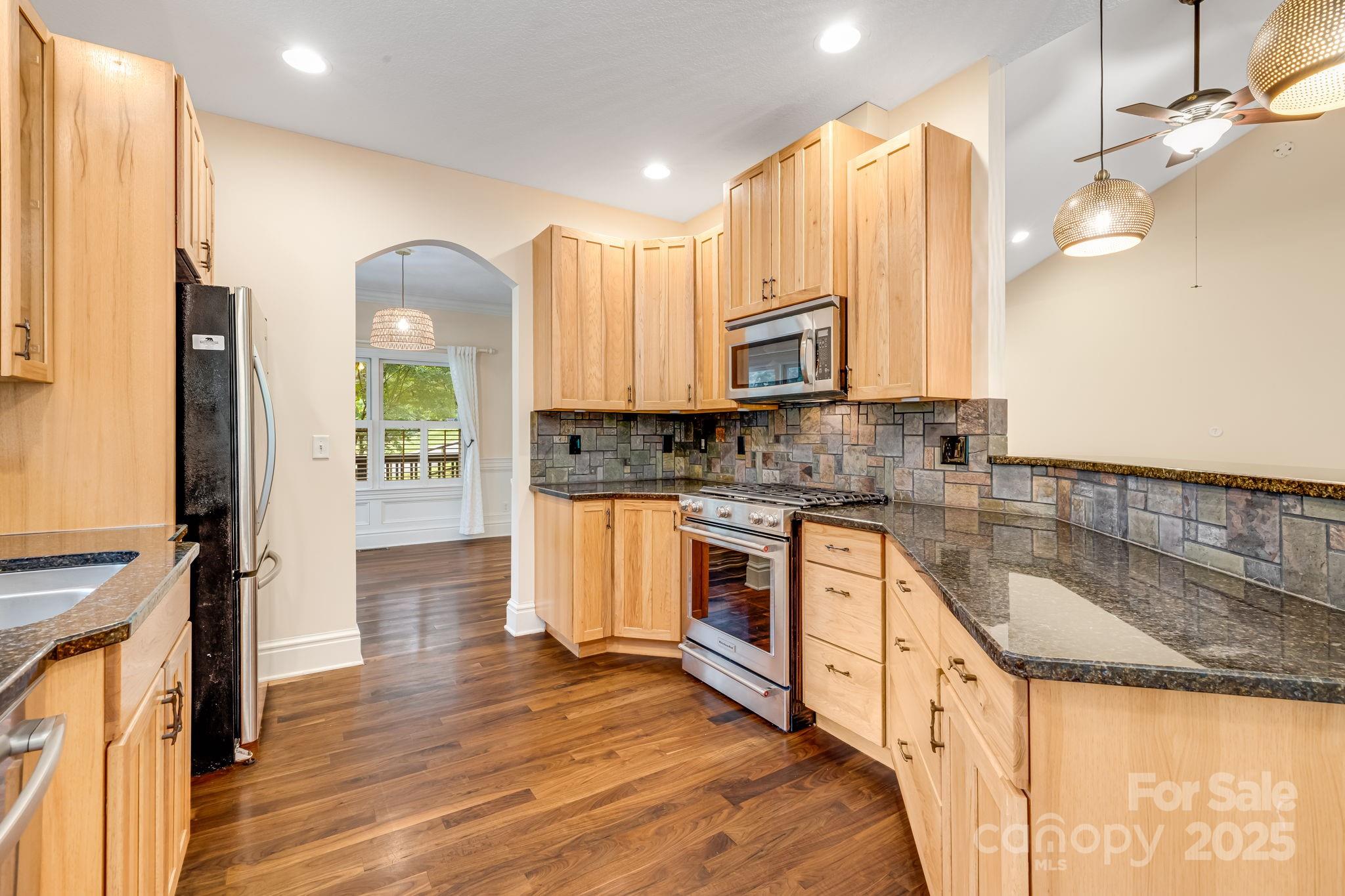 6 Woodland Road W