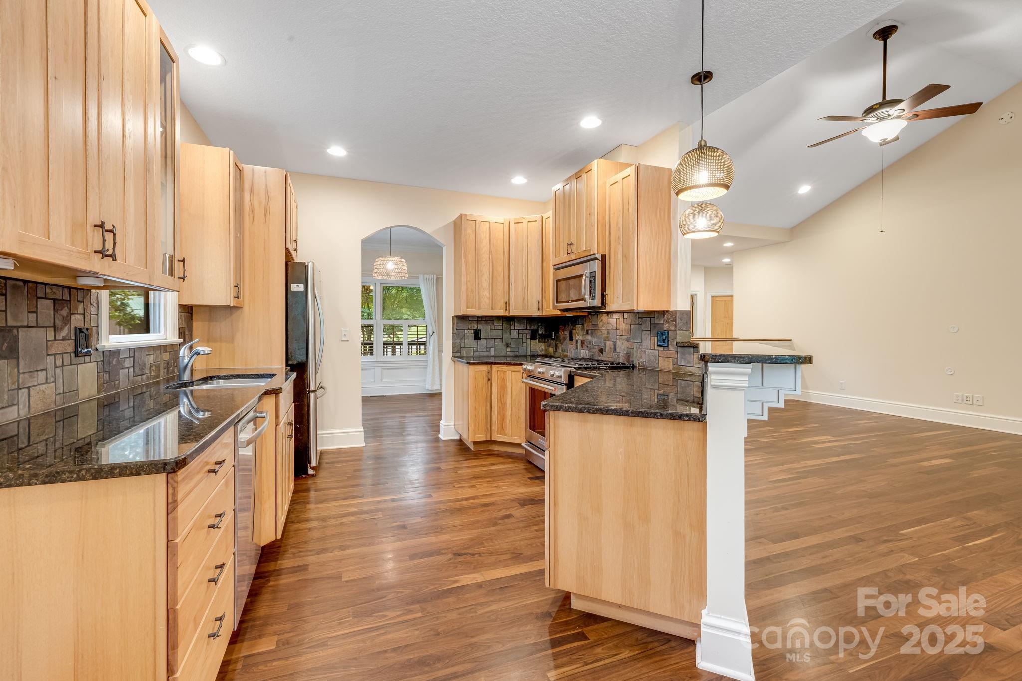 6 Woodland Road W