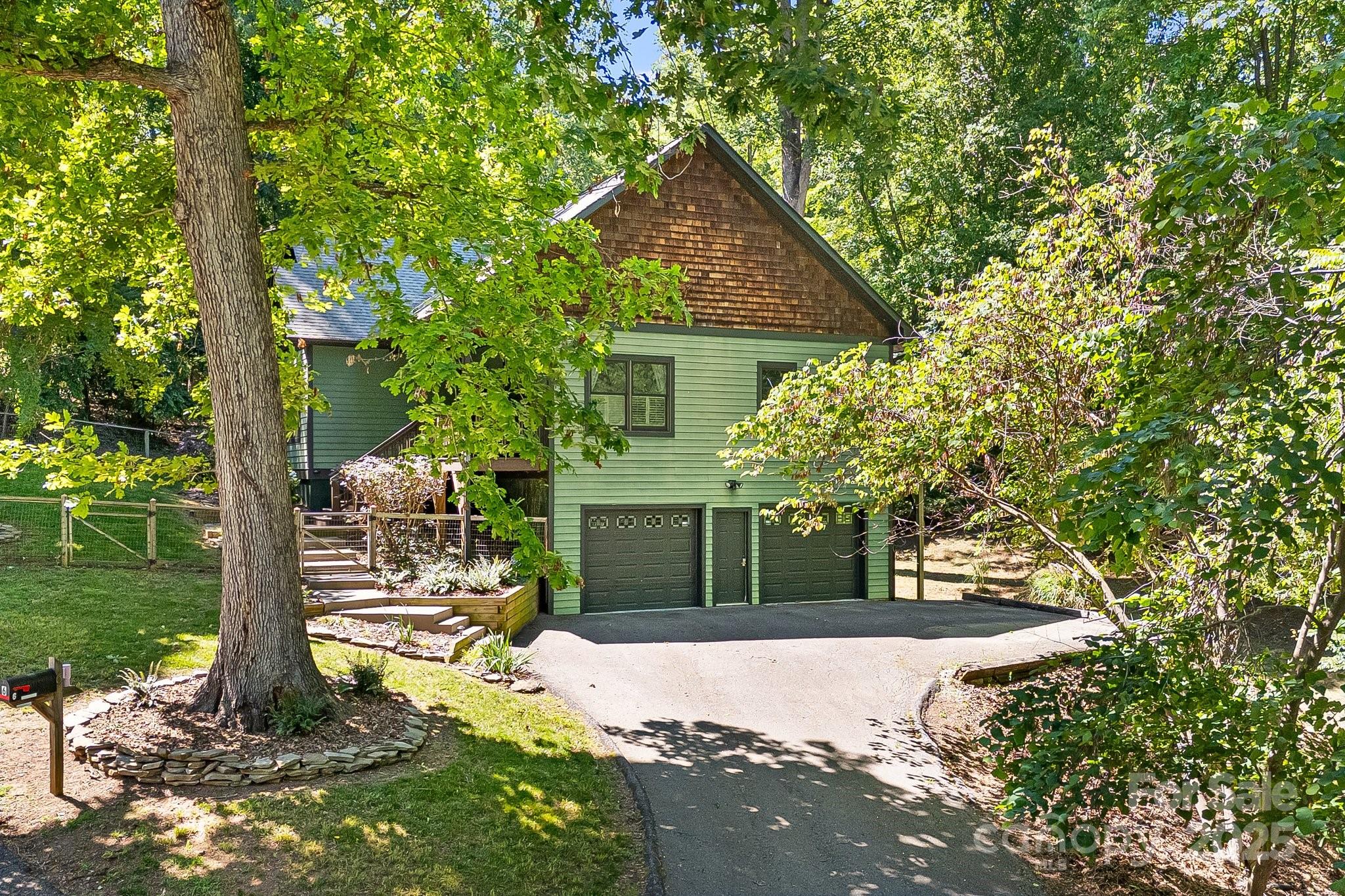 6 Woodland Road W