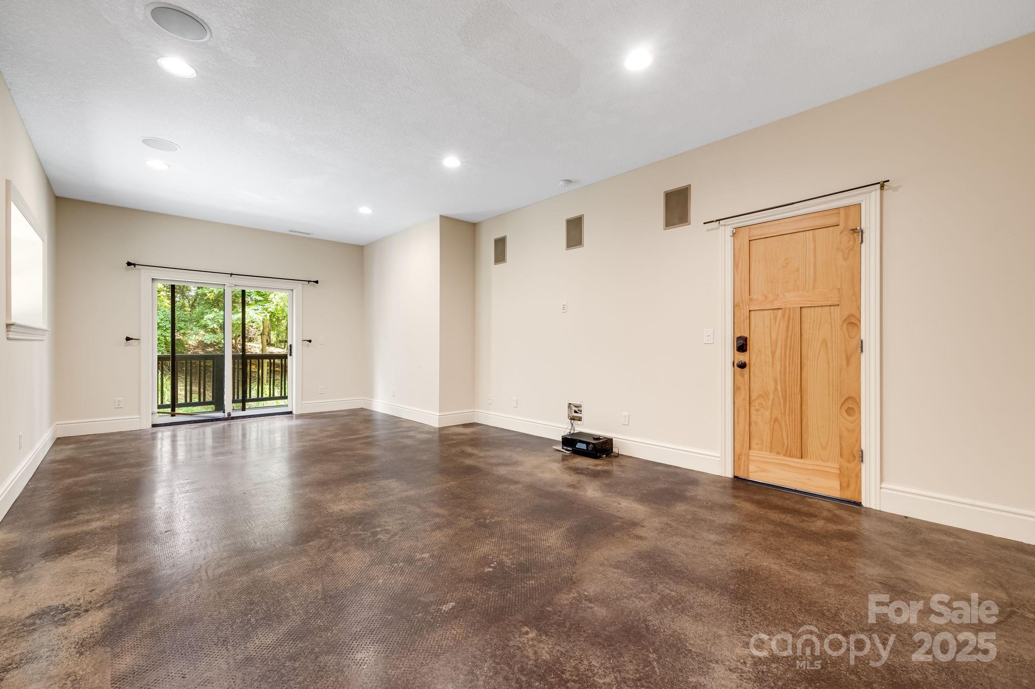 6 Woodland Road W