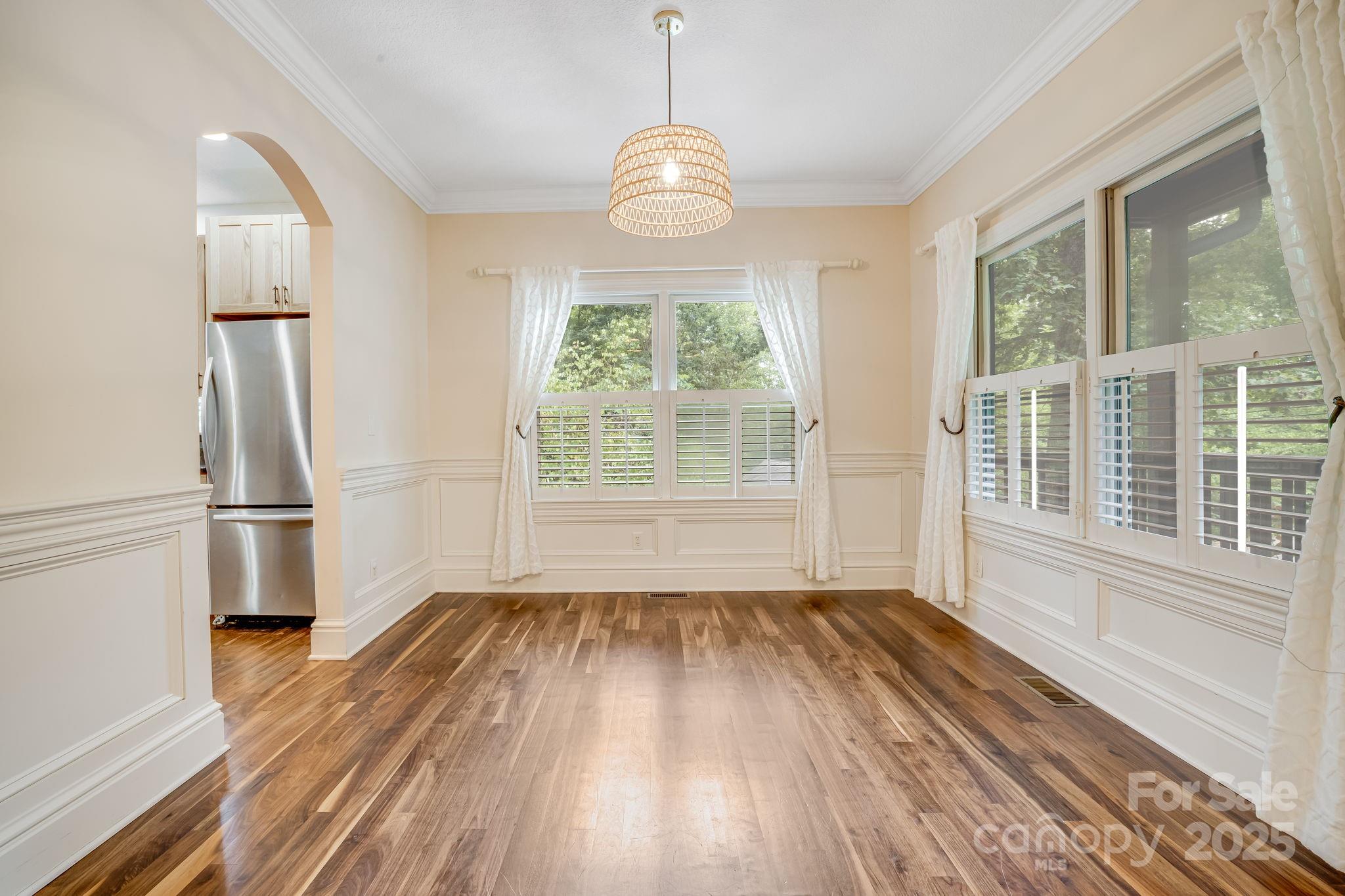 6 Woodland Road W