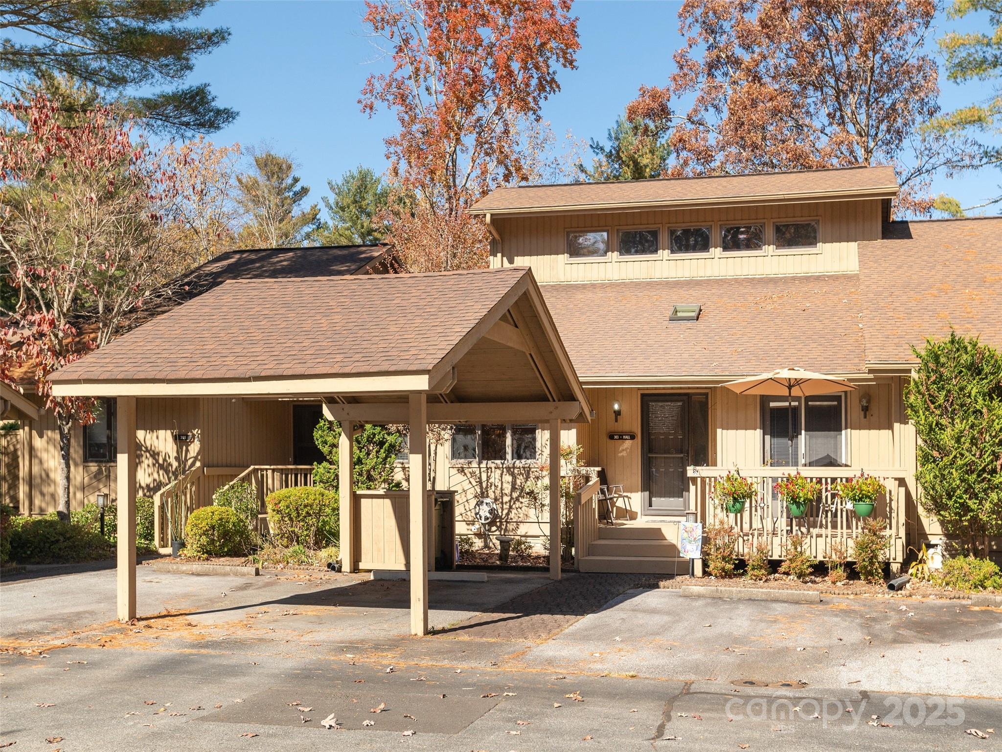 303 N Scarlet Oak Lane